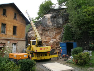 Instalace betonových panelů před sanovaný skalní masiv